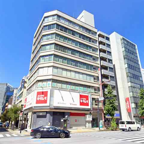 坂田ビルの外観。カメラのキタムラの看板が目印。