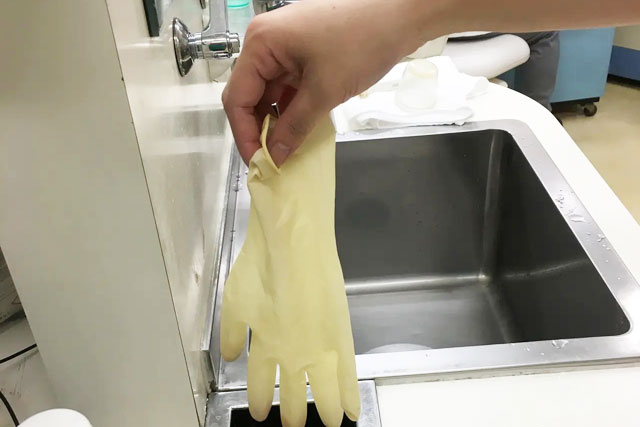 廃棄される手袋