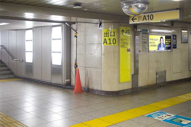 三越前駅のA10出口 地下