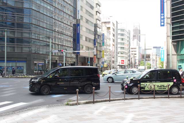 中央区日本橋室町3丁目の交差点