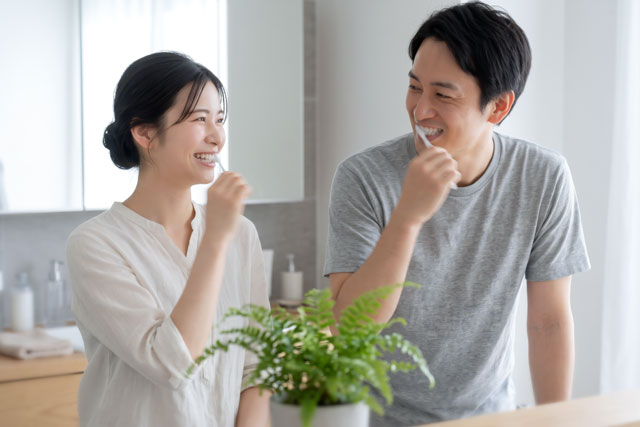 歯磨きをする家族