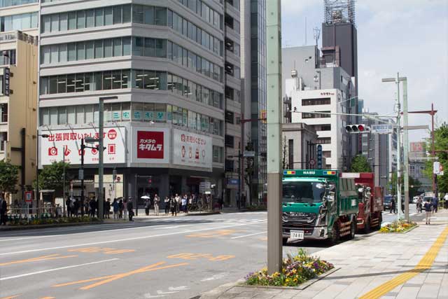 中央区日本橋室町四丁目の交差点