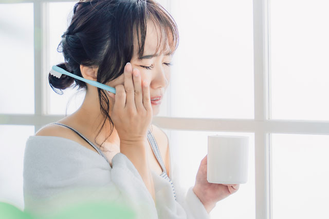 歯痛の女性